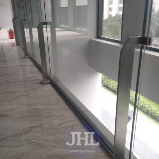 ราวกันตกกระจก